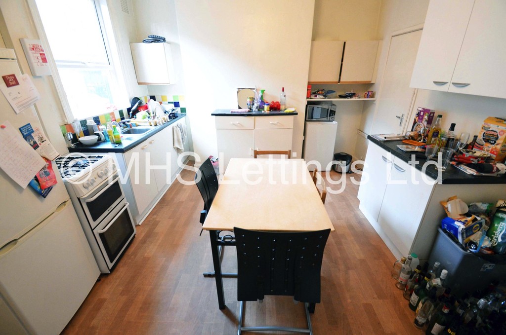 Photo of 4 Bedroom Mid Terraced House in 11 Hessle View, Leeds, LS6 1ER