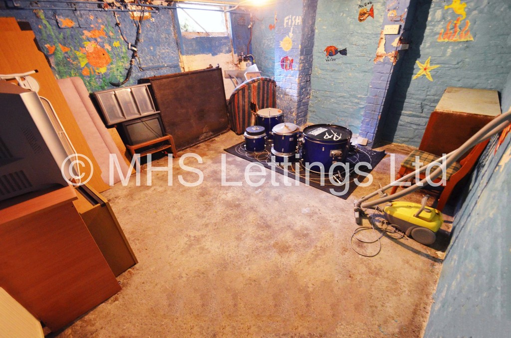 Photo of 4 Bedroom Mid Terraced House in 11 Hessle View, Leeds, LS6 1ER