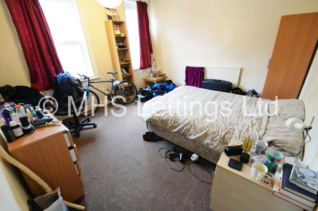 Photo of 4 Bedroom Mid Terraced House in 11 Hessle View, Leeds, LS6 1ER