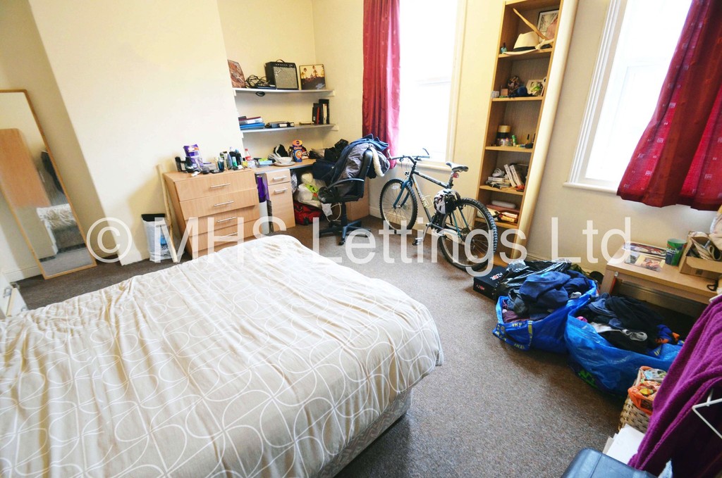 Photo of 4 Bedroom Mid Terraced House in 11 Hessle View, Leeds, LS6 1ER