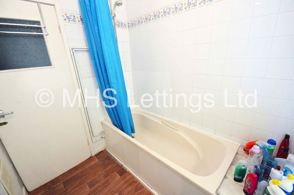 Photo of 4 Bedroom Mid Terraced House in 11 Hessle View, Leeds, LS6 1ER