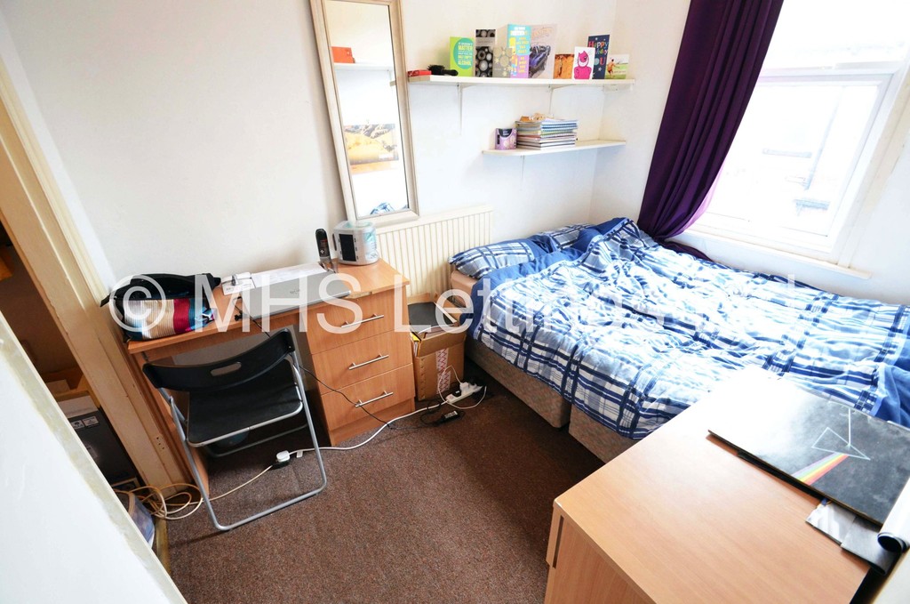 Photo of 4 Bedroom Mid Terraced House in 11 Hessle View, Leeds, LS6 1ER