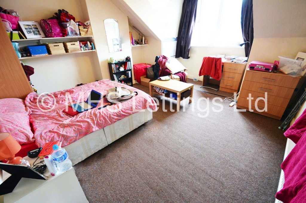 Photo of 4 Bedroom Mid Terraced House in 11 Hessle View, Leeds, LS6 1ER