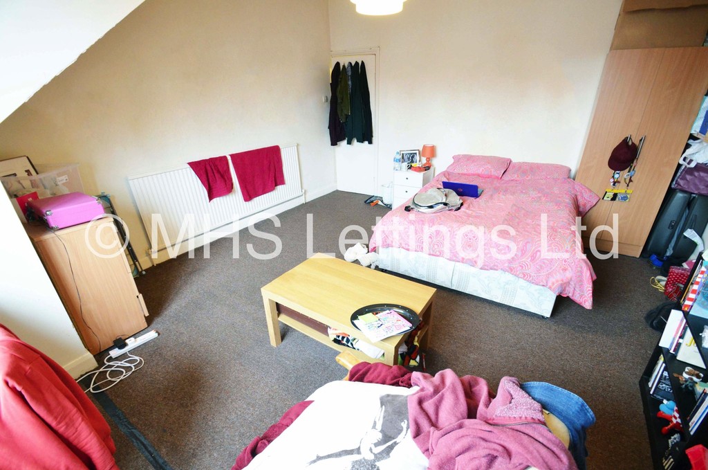 Photo of 4 Bedroom Mid Terraced House in 11 Hessle View, Leeds, LS6 1ER