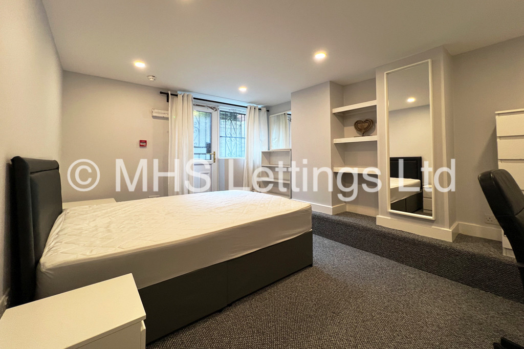 Photo of 7 Bedroom Mid Terraced House in 31 Estcourt Avenue, Leeds, LS6 3ES