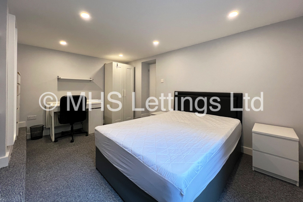 Photo of 7 Bedroom Mid Terraced House in 31 Estcourt Avenue, Leeds, LS6 3ES