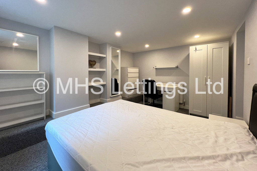 Photo of 7 Bedroom Mid Terraced House in 31 Estcourt Avenue, Leeds, LS6 3ES