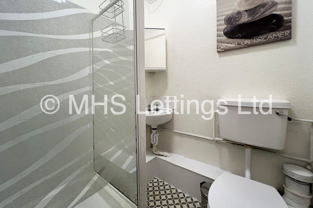 Photo of 7 Bedroom Mid Terraced House in 31 Estcourt Avenue, Leeds, LS6 3ES