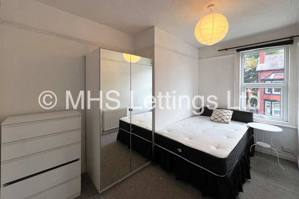Photo of 7 Bedroom Mid Terraced House in 31 Estcourt Avenue, Leeds, LS6 3ES