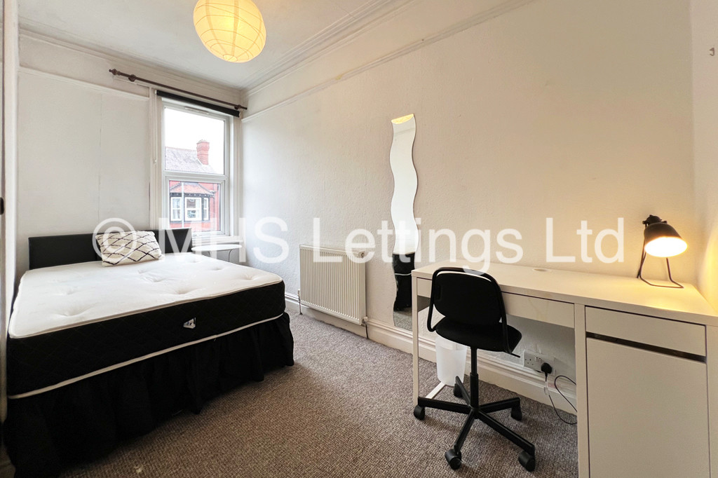 Photo of 7 Bedroom Mid Terraced House in 31 Estcourt Avenue, Leeds, LS6 3ES