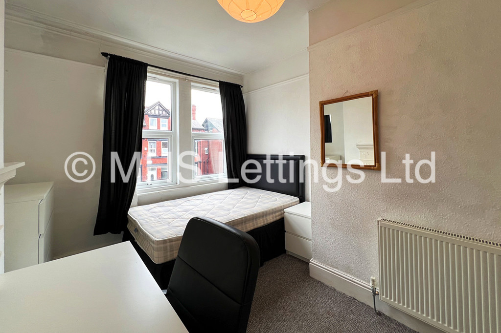 Photo of 7 Bedroom Mid Terraced House in 31 Estcourt Avenue, Leeds, LS6 3ES