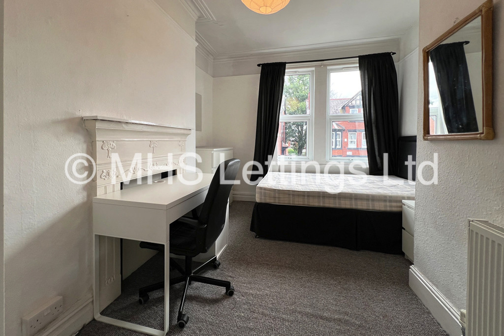 Photo of 7 Bedroom Mid Terraced House in 31 Estcourt Avenue, Leeds, LS6 3ES