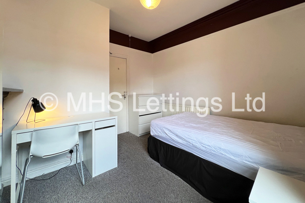 Photo of 7 Bedroom Mid Terraced House in 31 Estcourt Avenue, Leeds, LS6 3ES