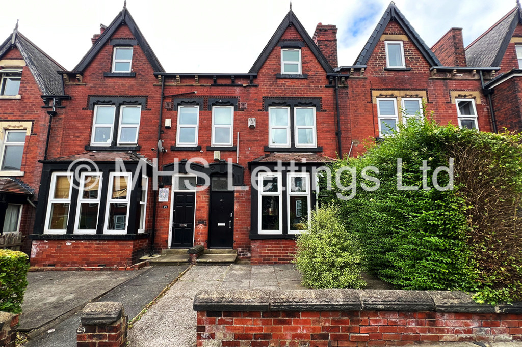 Photo of 7 Bedroom Mid Terraced House in 31 Estcourt Avenue, Leeds, LS6 3ES