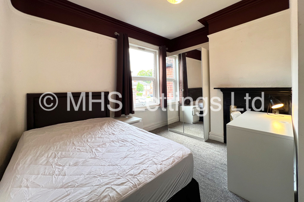 Photo of 7 Bedroom Mid Terraced House in 31 Estcourt Avenue, Leeds, LS6 3ES