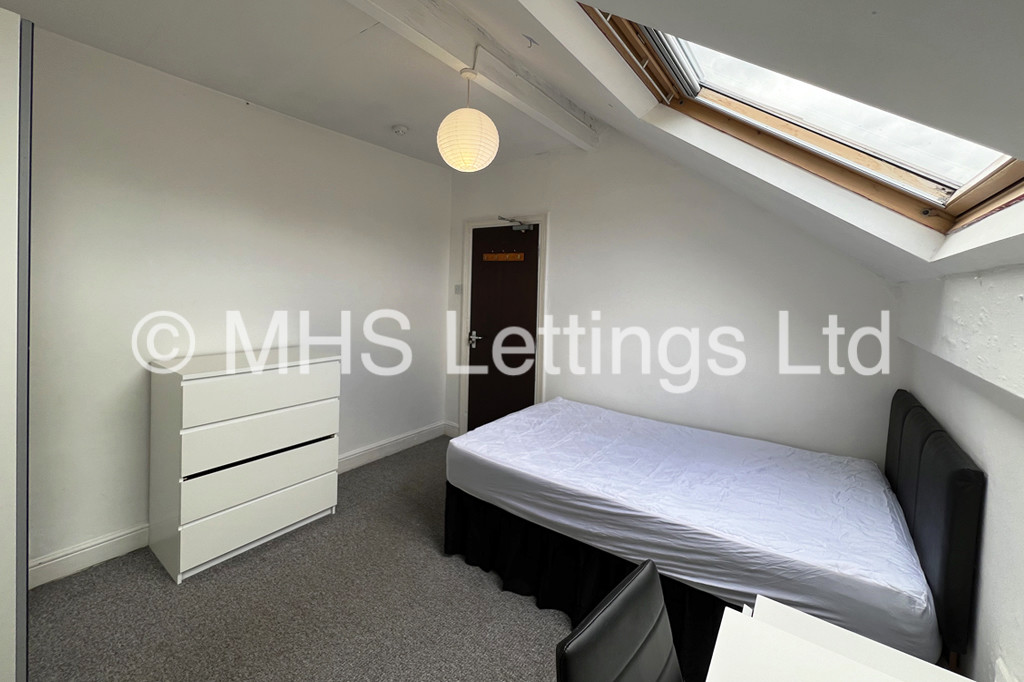 Photo of 7 Bedroom Mid Terraced House in 31 Estcourt Avenue, Leeds, LS6 3ES