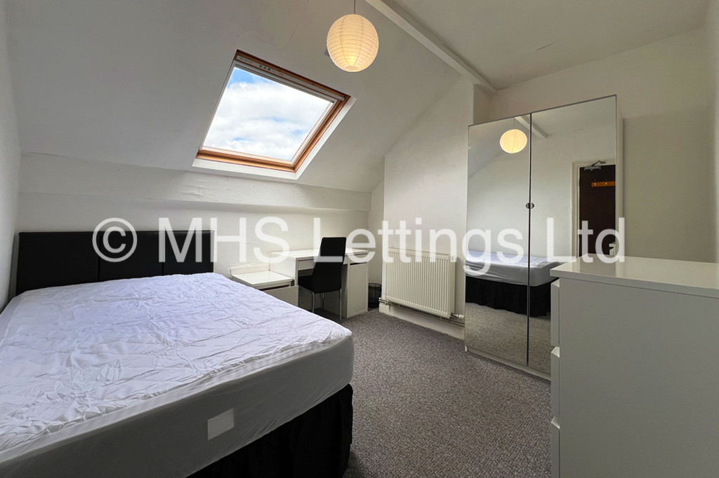 Photo of 7 Bedroom Mid Terraced House in 31 Estcourt Avenue, Leeds, LS6 3ES