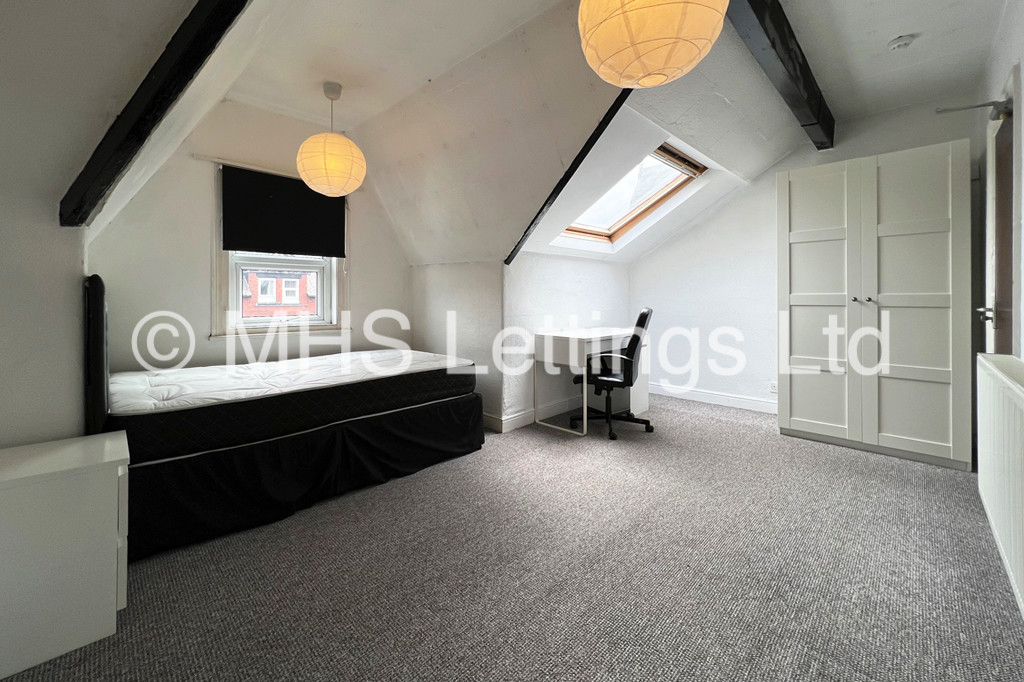 Photo of 7 Bedroom Mid Terraced House in 31 Estcourt Avenue, Leeds, LS6 3ES