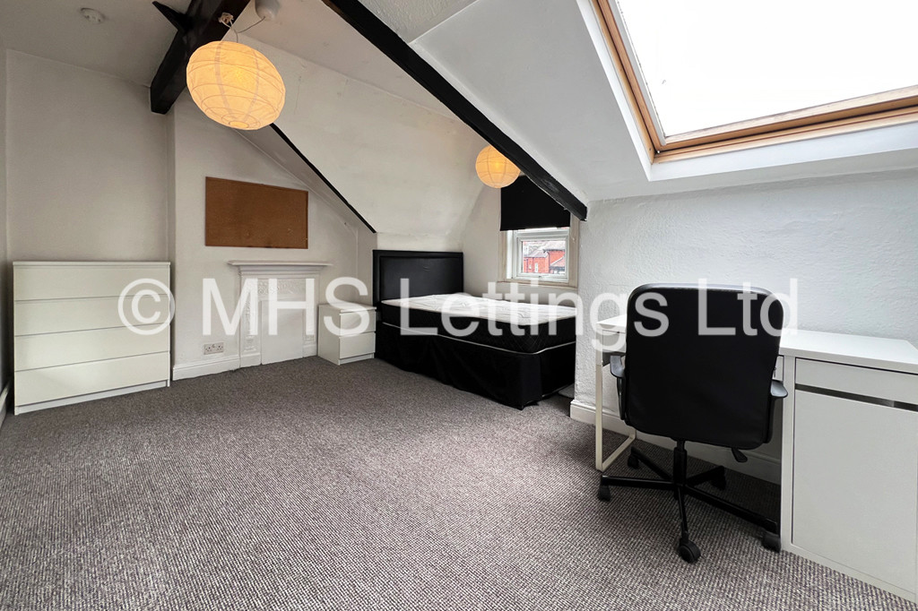 Photo of 7 Bedroom Mid Terraced House in 31 Estcourt Avenue, Leeds, LS6 3ES