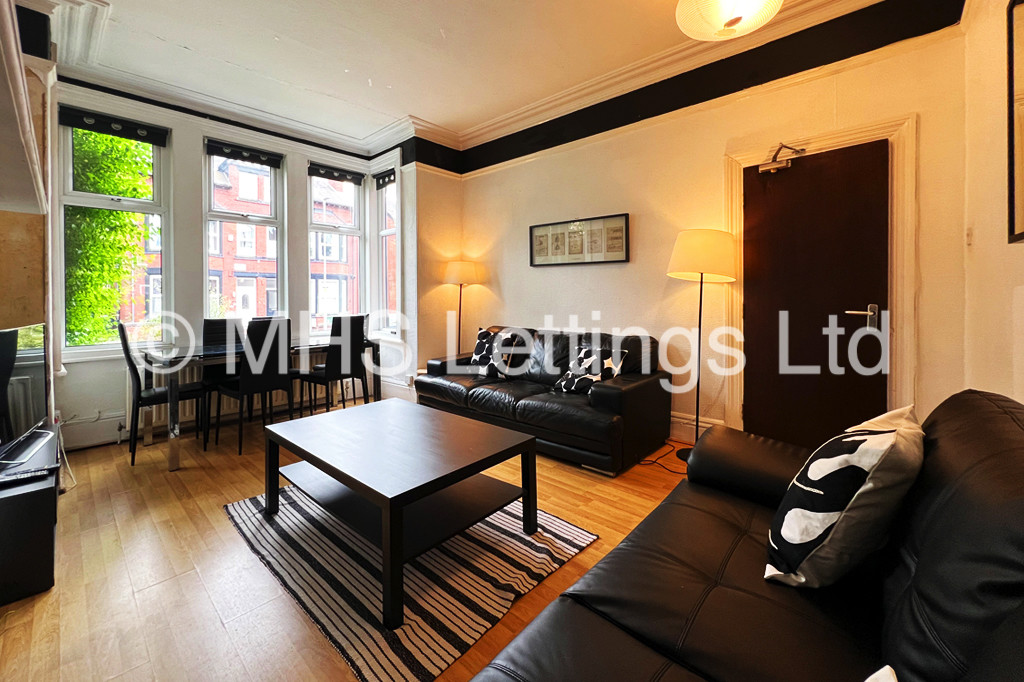 Photo of 7 Bedroom Mid Terraced House in 31 Estcourt Avenue, Leeds, LS6 3ES