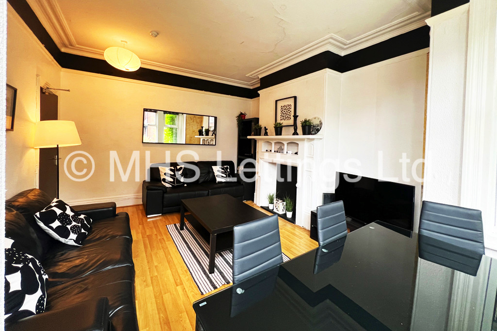Photo of 7 Bedroom Mid Terraced House in 31 Estcourt Avenue, Leeds, LS6 3ES