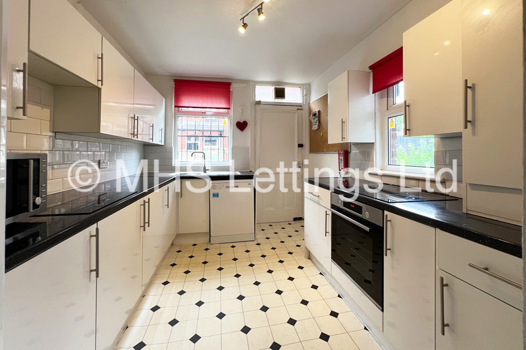 Photo of 7 Bedroom Mid Terraced House in 31 Estcourt Avenue, Leeds, LS6 3ES