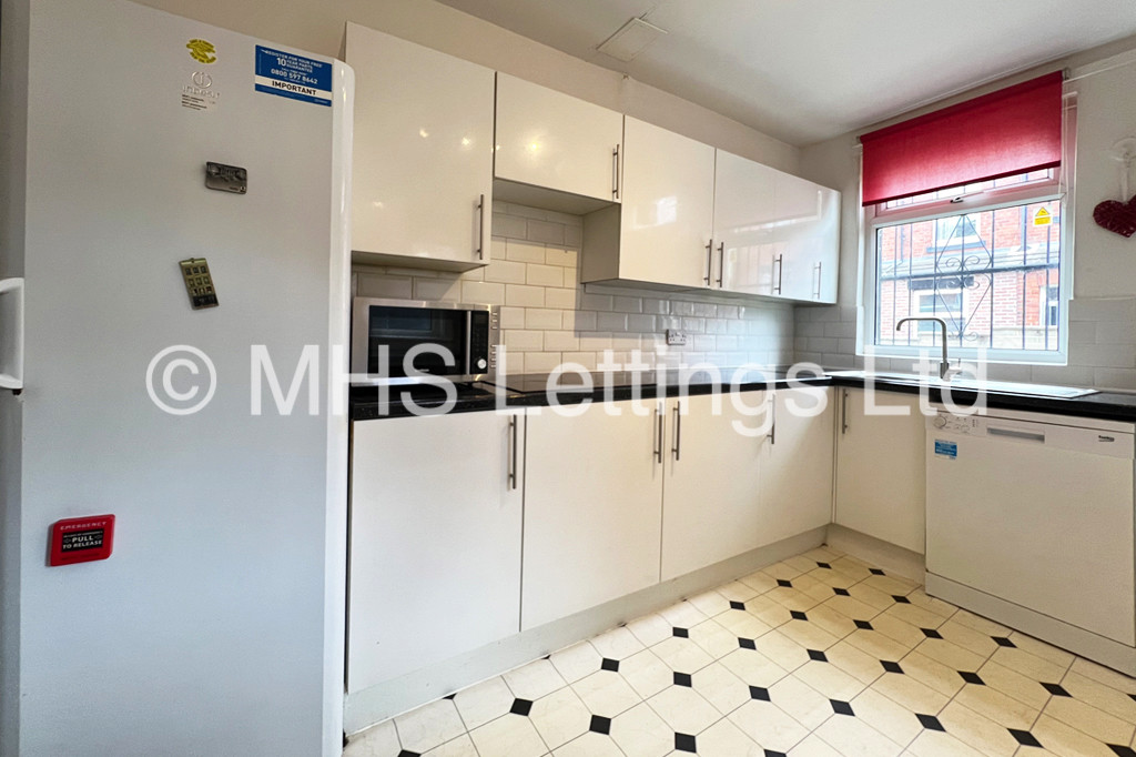 Photo of 7 Bedroom Mid Terraced House in 31 Estcourt Avenue, Leeds, LS6 3ES