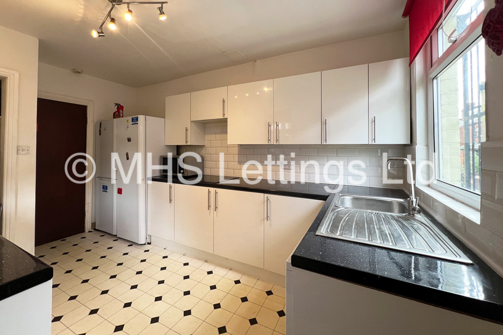 Photo of 7 Bedroom Mid Terraced House in 31 Estcourt Avenue, Leeds, LS6 3ES