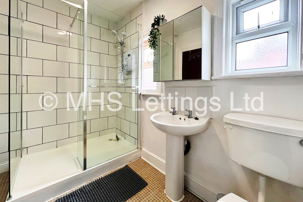 Photo of 7 Bedroom Mid Terraced House in 31 Estcourt Avenue, Leeds, LS6 3ES