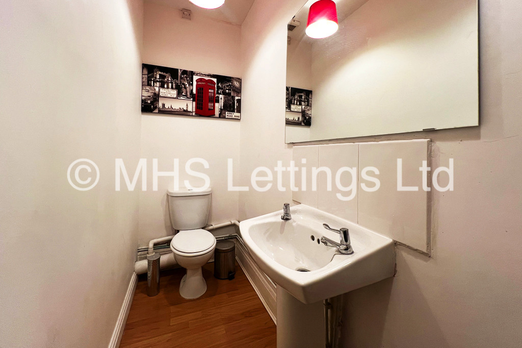 Photo of 7 Bedroom Mid Terraced House in 31 Estcourt Avenue, Leeds, LS6 3ES