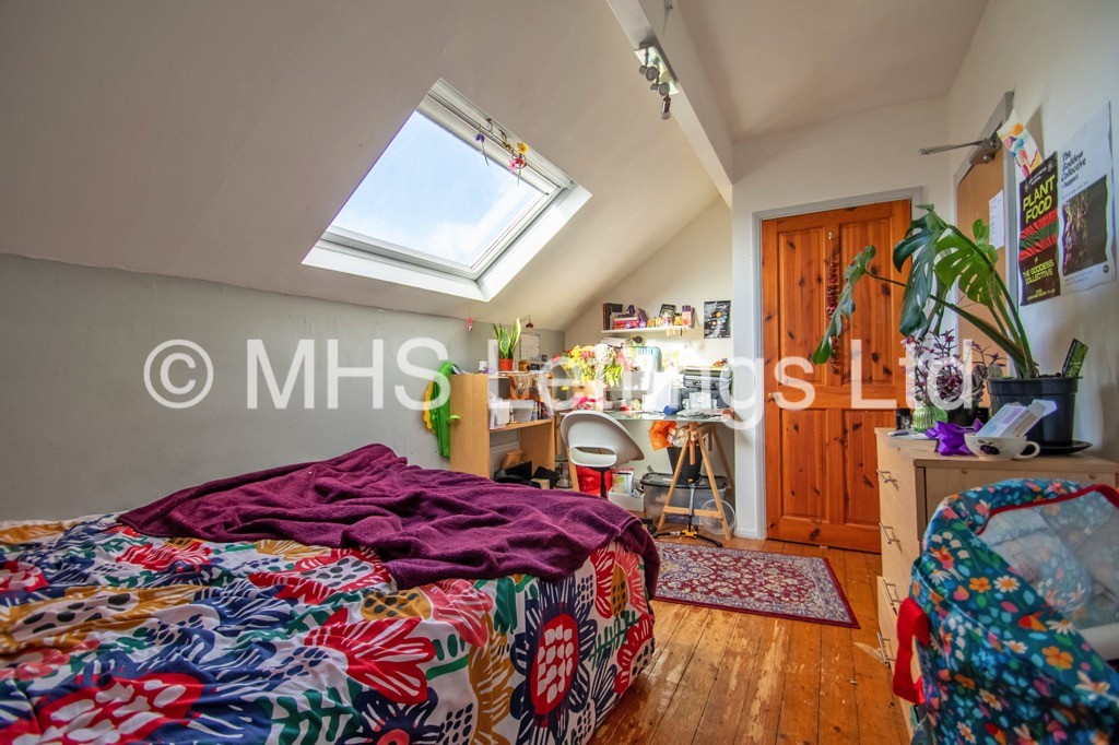 Photo of 5 Bedroom Mid Terraced House in 16 Hessle Avenue, Leeds, LS6 1EF