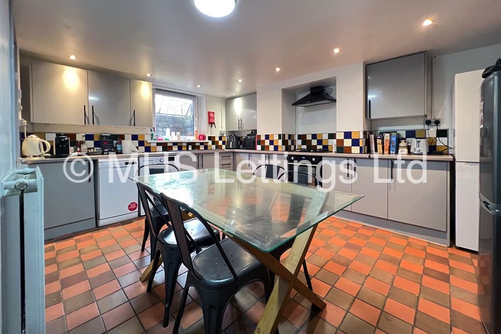 Photo of 5 Bedroom Mid Terraced House in 16 Hessle Avenue, Leeds, LS6 1EF