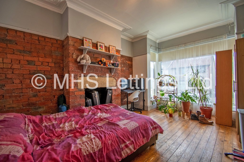 Photo of 5 Bedroom Mid Terraced House in 16 Hessle Avenue, Leeds, LS6 1EF