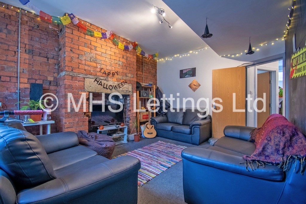 Photo of 5 Bedroom Mid Terraced House in 16 Hessle Avenue, Leeds, LS6 1EF