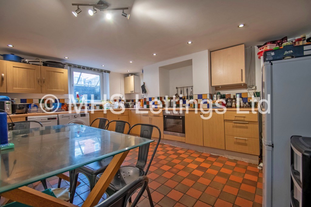 Photo of 5 Bedroom Mid Terraced House in 16 Hessle Avenue, Leeds, LS6 1EF