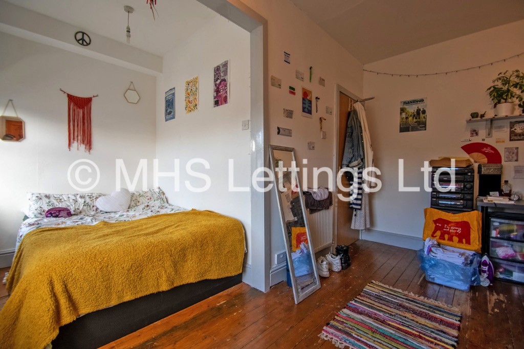 Photo of 5 Bedroom Mid Terraced House in 16 Hessle Avenue, Leeds, LS6 1EF