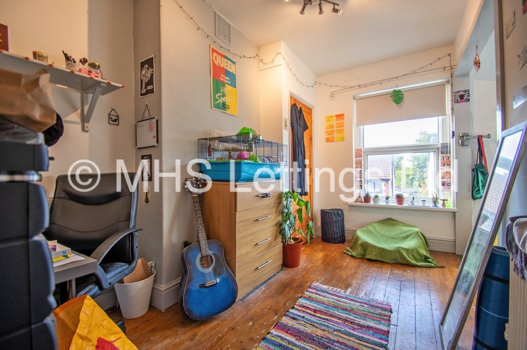 Photo of 5 Bedroom Mid Terraced House in 16 Hessle Avenue, Leeds, LS6 1EF