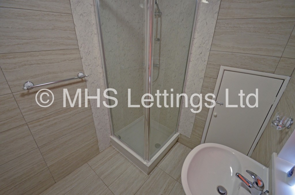 Photo of 3 Bedroom Mid Terraced House in 26 Mayville Road, Leeds, LS6 1NF