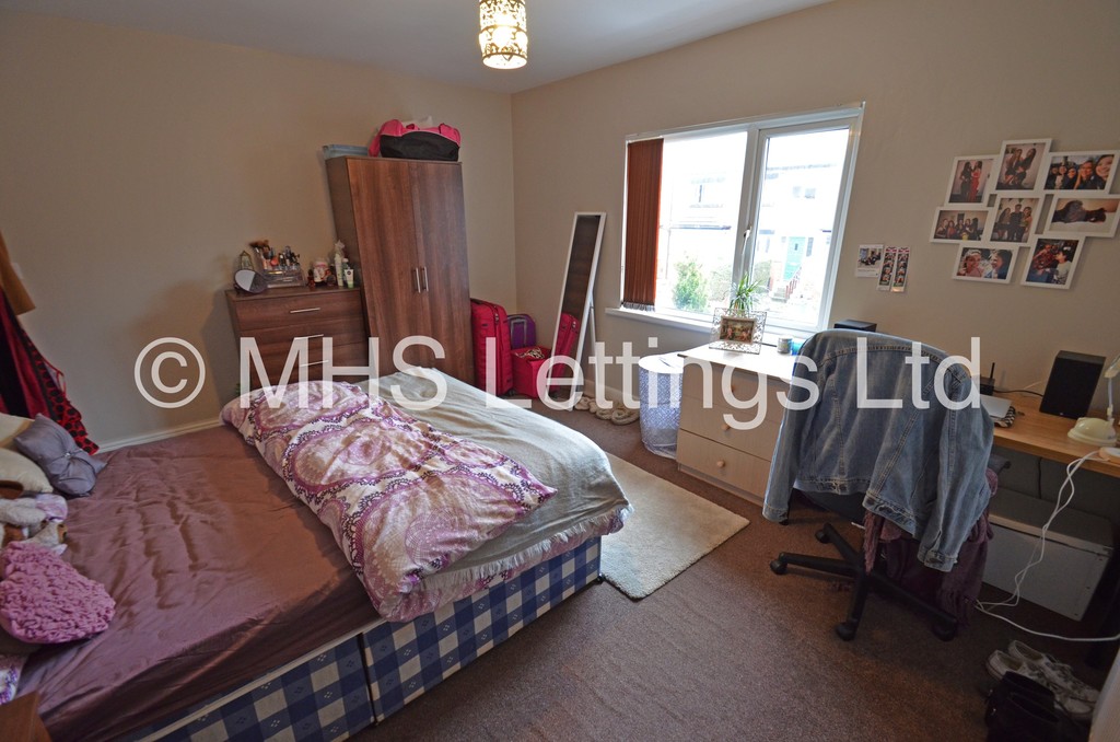 Photo of 3 Bedroom Mid Terraced House in 26 Mayville Road, Leeds, LS6 1NF