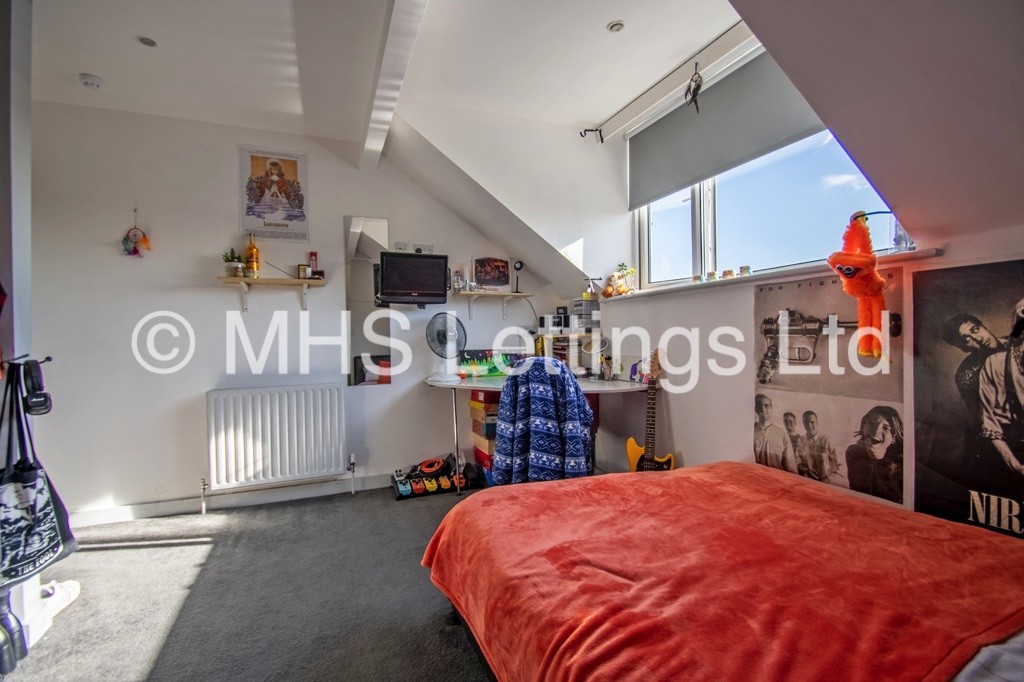 Photo of 5 Bedroom Mid Terraced House in 6 Ashville View, Leeds, LS6 1LT