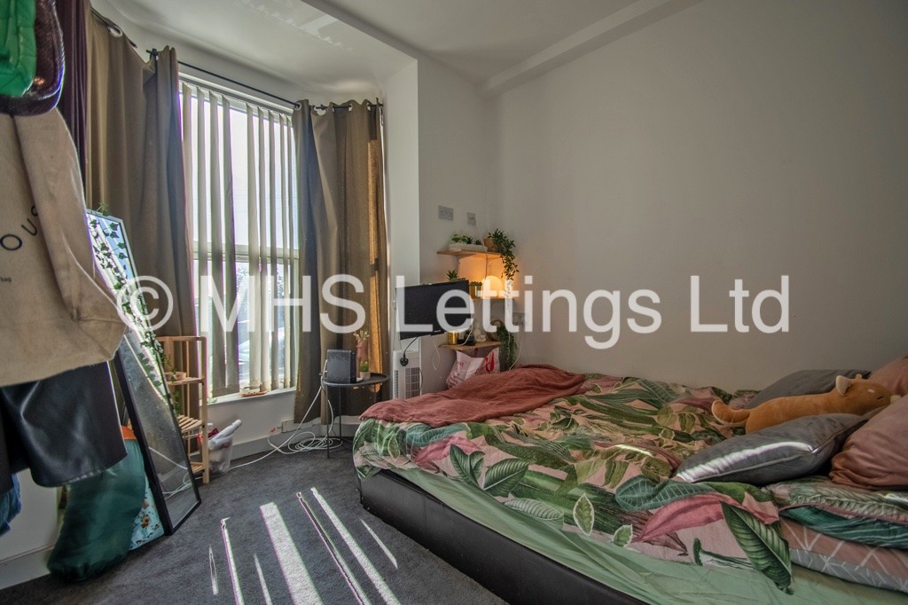 Photo of 5 Bedroom Mid Terraced House in 6 Ashville View, Leeds, LS6 1LT