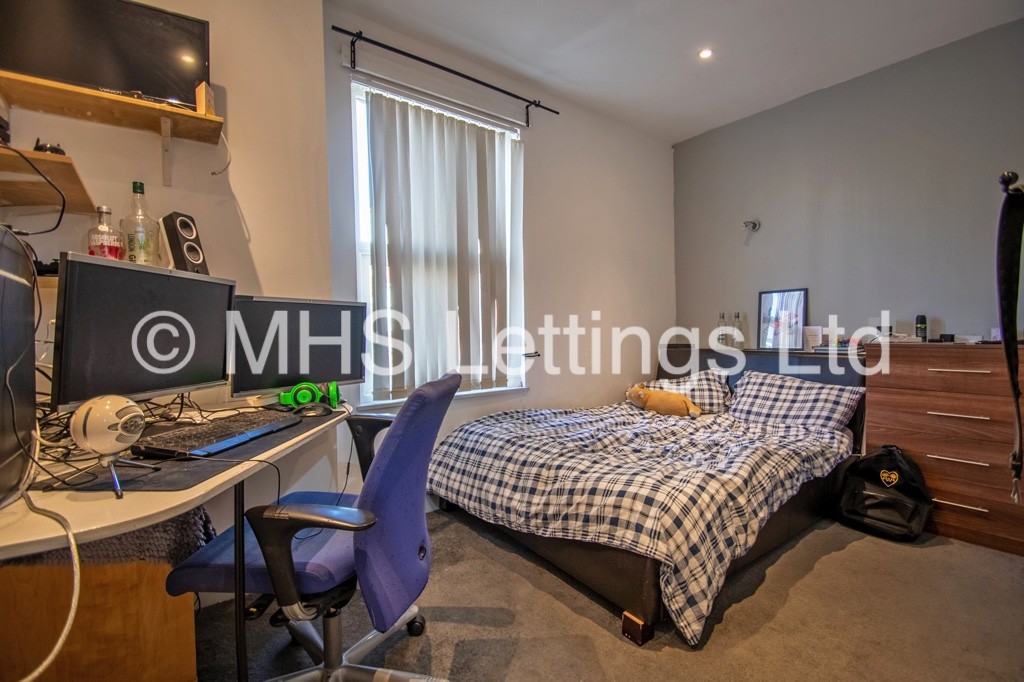 Photo of 5 Bedroom Mid Terraced House in 6 Ashville View, Leeds, LS6 1LT
