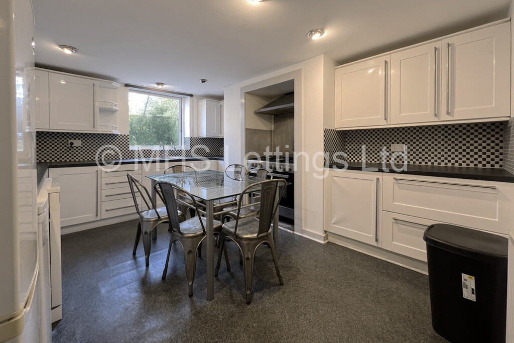 Photo of 5 Bedroom Mid Terraced House in 32 Hessle Avenue, Leeds, LS6 1EF