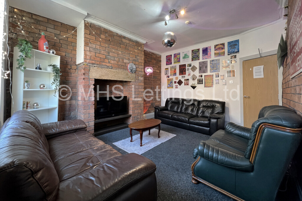 Photo of 5 Bedroom Mid Terraced House in 32 Hessle Avenue, Leeds, LS6 1EF