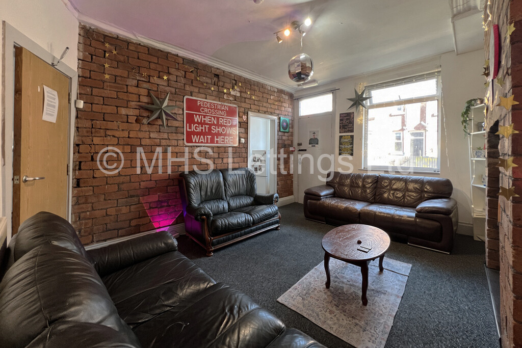 Photo of 5 Bedroom Mid Terraced House in 32 Hessle Avenue, Leeds, LS6 1EF