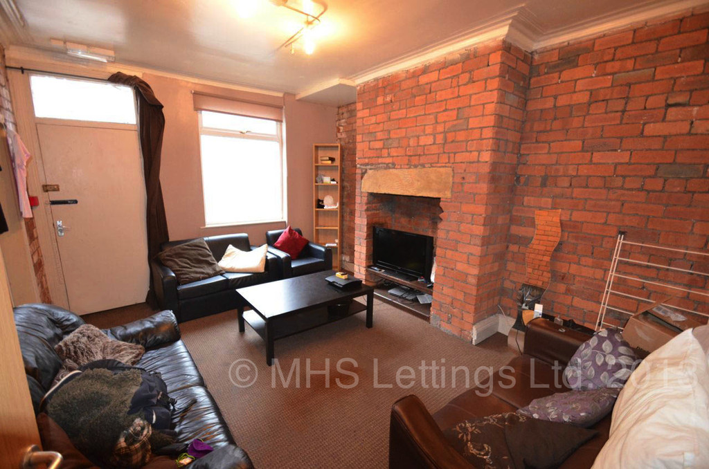 Photo of 5 Bedroom Mid Terraced House in 32 Hessle Avenue, Leeds, LS6 1EF