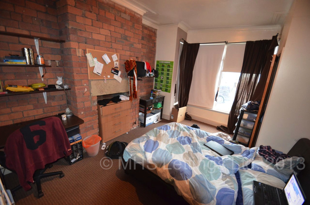 Photo of 5 Bedroom Mid Terraced House in 32 Hessle Avenue, Leeds, LS6 1EF