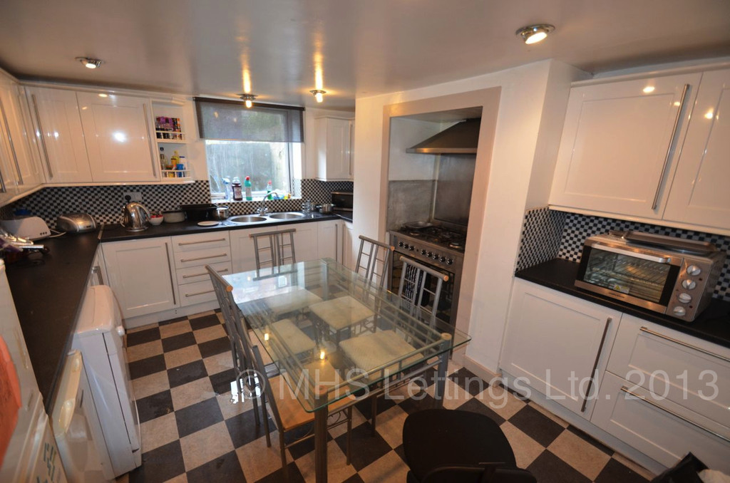 Photo of 5 Bedroom Mid Terraced House in 32 Hessle Avenue, Leeds, LS6 1EF