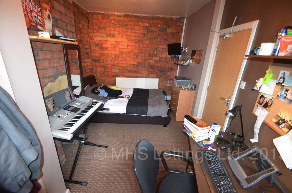 Photo of 5 Bedroom Mid Terraced House in 32 Hessle Avenue, Leeds, LS6 1EF