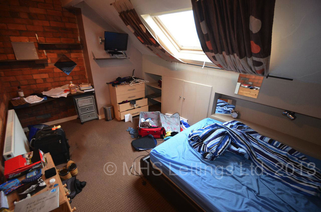 Photo of 5 Bedroom Mid Terraced House in 32 Hessle Avenue, Leeds, LS6 1EF